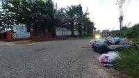 Tumpukan sampah di dekat sekolah SDN 003, SDN 006, dan SMPN 2 Teluk Kuantan Tumpukan sampah di dekat sekolah SDN 003, SDN 006, dan SMPN 2 Teluk Kuantan