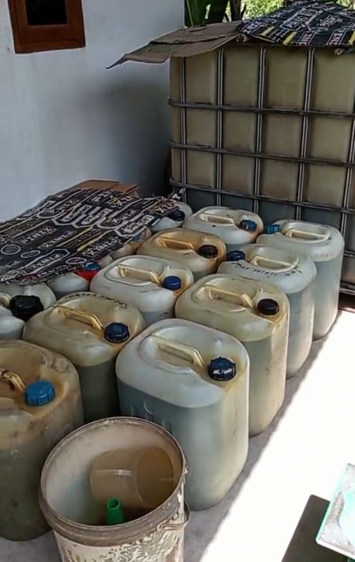 Penemuan penimbunan BBM yang diduga ilegal di rumah Sarimin di Kampung Rawang Air Putih, Kecamatan Siak, Kabupaten Siak,