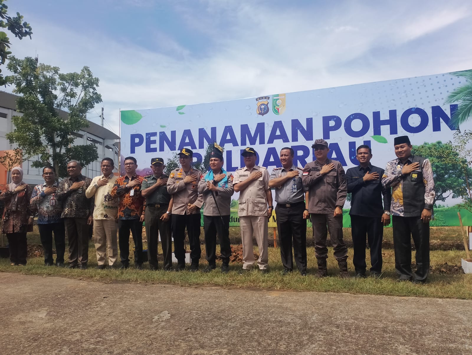 Kapolda Riau Irjen Pol Herry Heryawan Kunjungi Kuansing, Tanam Pohon dan Dukung Program Pelestarian Alam