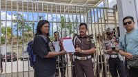 GAMPAR menggelar aksi damai di depan Kantor Kejati Riau, Jalan Jenderal Sudirman, Pekanbaru, Senin (21/4/2025) GAMPAR menggelar aksi damai di depan Kantor Kejati Riau, Jalan Jenderal Sudirman, Pekanbaru, Senin (21/4/2025)