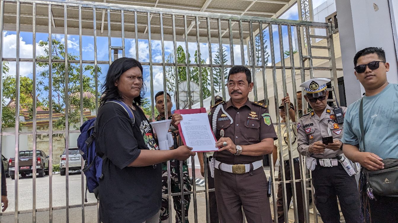 GAMPAR menggelar aksi damai di depan Kantor Kejati Riau, Jalan Jenderal Sudirman, Pekanbaru, Senin (21/4/2025)