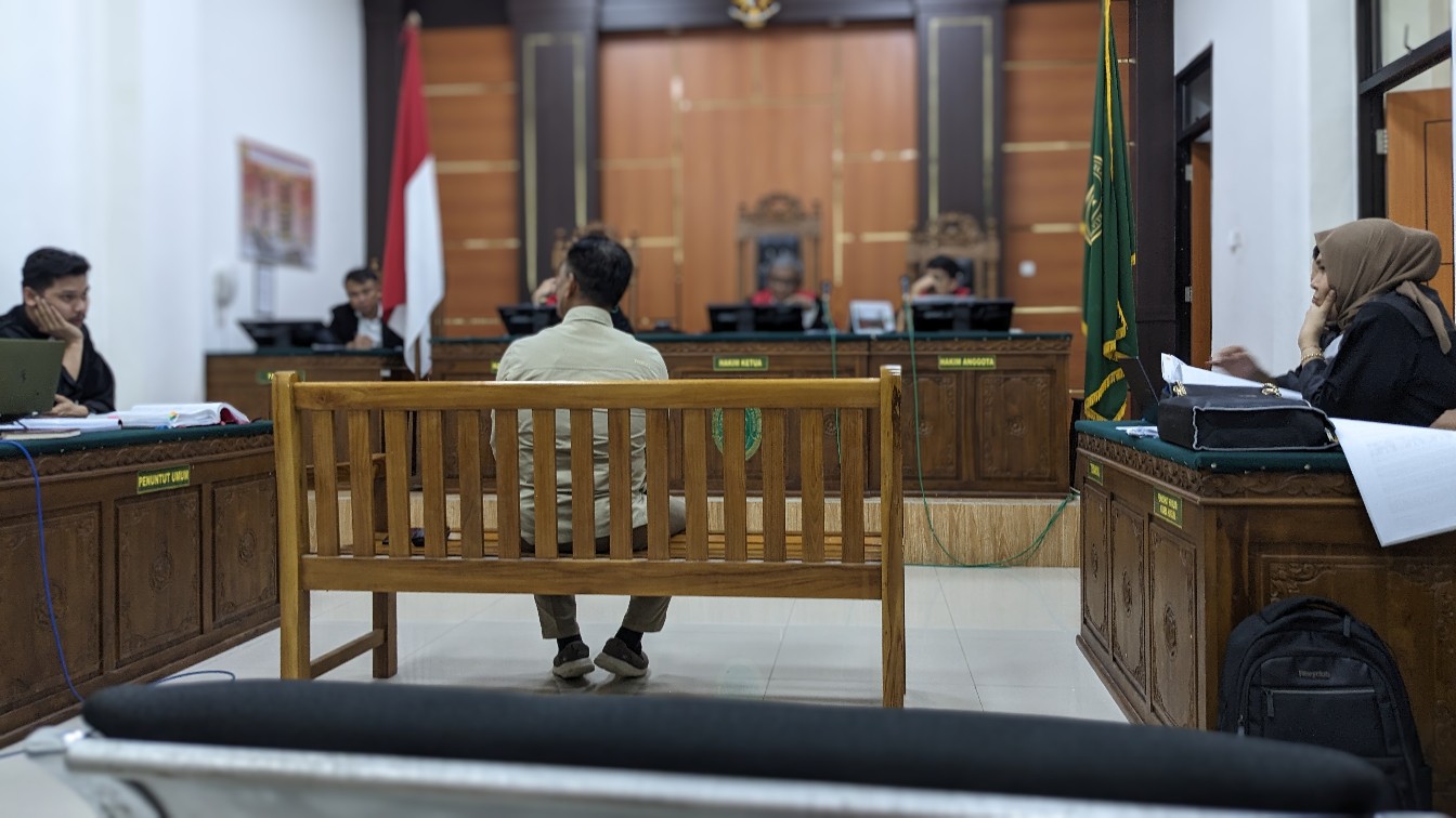 Umbradani yang merupakan eks Polisi Kehutanan (Polhut) UPT KPH Singingi saat memberikan kesaksian di Pengadilan Negeri Teluk Kuantan terkait kasus Aldiko Putra, Senin 19/05/2028