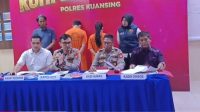 Yogi Pratiwi dan Alvino Yoki Saputra tersangka pembunuhan balita di beringin Taluk yang telah diamankan di Polres Kuansing Yogi Pratiwi dan Alvino Yoki Saputra tersangka pembunuhan balita di beringin Taluk yang telah diamankan di Polres Kuansing