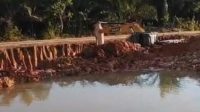 Satu unit alat berat merek SANNY terekam nekat beroperasi di siang bolong di Desa Koto Kari, wilayah Merbau, Kecamatan Kuantan Tengah, Kabupaten Kuansing. Alat berat