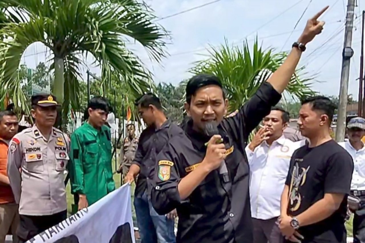 Ahmad Fathoni ketua karang taruna Benai yang tergabung ke dalam Aliansi Anak Kuansing (ALIANG) Bersatu saat melakukan orasi