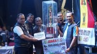 Bupati Kuansing Dr. Suhardiman Amby didampingi Ketua DPRD Kuansing Juprizal,S.Sos M.Si menyerahkan hadiah pacu jalur kepada pemenang juara 1-10. IMG 20251013 WA0009