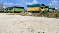 Jalan rusak dan berdebu di jantung kota Teluk Kuantan dan Puluhan truk bertonase berat milik Asiong Jalan rusak dan berdebu di jantung kota Teluk Kuantan dan Puluhan truk bertonase berat milik Asiong