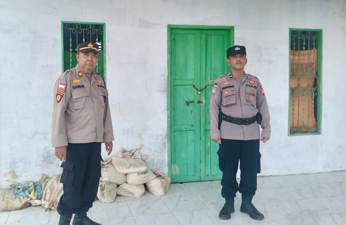Personel Polsek Panipahan melakukan patroli dan pengecekan rumah kosong yang ditinggal warga mudik Lebaran di wilayah Kecamatan Pasir Limau Kapas, Kabupaten Rokan Hilir, Jumat (27/3/2026), guna mengantisipasi tindak pidana C3.