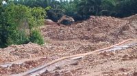 Aktivitas PETI menggunakan alat berat excavator di kenegerian Kari, Minggu 26/04/2026 Aktivitas PETI menggunakan alat berat excavator di kenegerian Kari, Minggu 26/04/2026