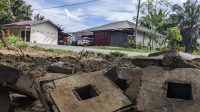 Lokasi pembangunan tower BTS di tepi jalan lintas Kebun Lado-Pekanbaru yang berdekatan dengan rumah warga. PXL 20260517 072217307